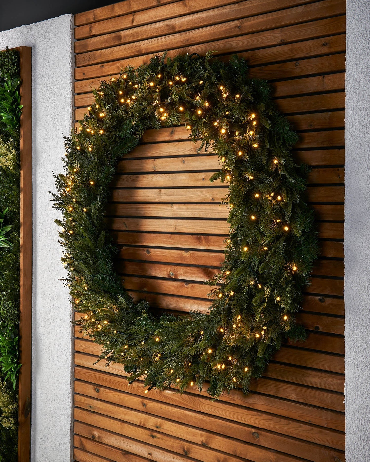 Connectable Pre-Lit Natural Fir Wreath, 1.2 m