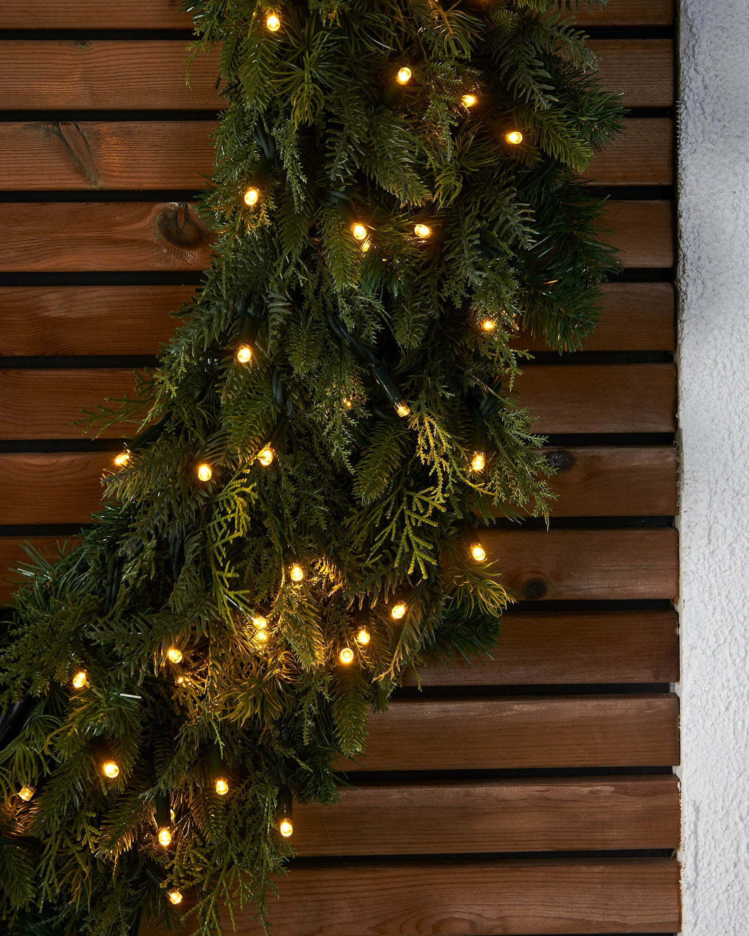 Connectable Pre-Lit Natural Fir Wreath, 1.2 m